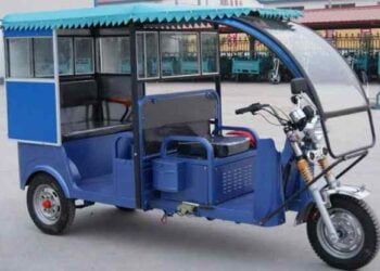 অটো বাইক বন্ধের দাবিতে থানা ঘেরাও