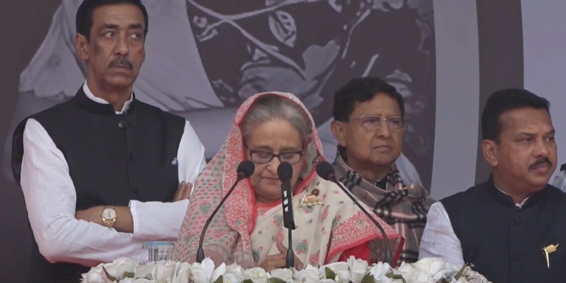 আজান শুনে বক্তব্য বন্ধ করলেন প্রধানমন্ত্রী