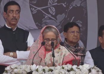 আজান শুনে বক্তব্য বন্ধ করলেন প্রধানমন্ত্রী