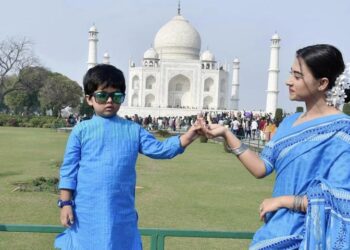 ঐতিহাসিক তাজমহলে ছেলেকে নিয়ে বুবলী