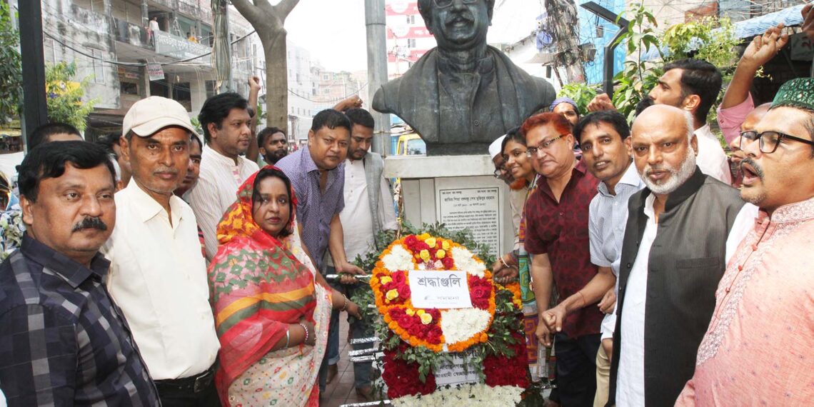 বঙ্গবন্ধু’র প্রতিকৃতিতে মেয়র ডা.সেলিনা হায়াৎ আইভী পুষ্পস্তবক অর্পণ করছেন
