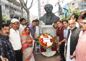 বঙ্গবন্ধু’র প্রতিকৃতিতে মেয়র ডা.সেলিনা হায়াৎ আইভী পুষ্পস্তবক অর্পণ করছেন