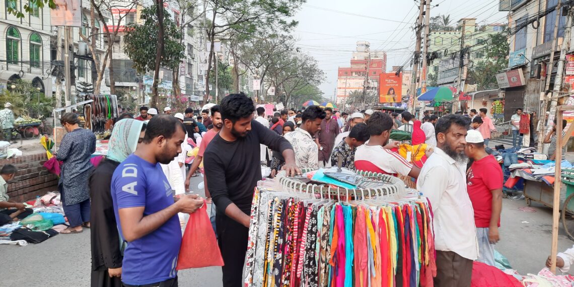 নারায়ণগঞ্জ সলিমুল্লাহ সড়কে শুরু হলো হকার্স হলিডে মার্কেট