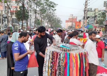 নারায়ণগঞ্জ সলিমুল্লাহ সড়কে শুরু হলো হকার্স হলিডে মার্কেট