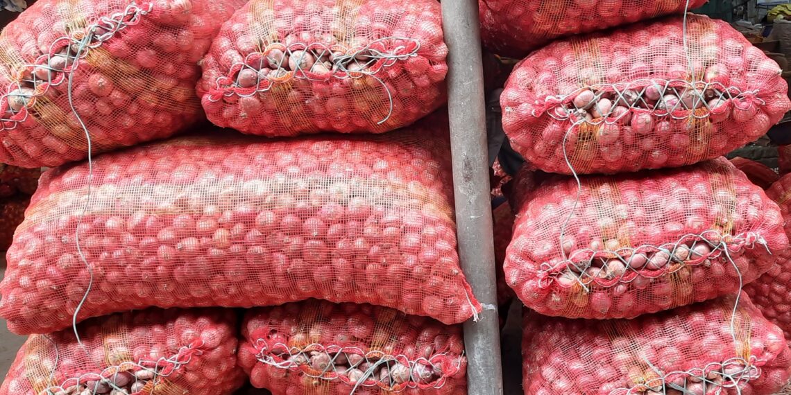 ভারত থেকে ৫০ হাজার মেট্রিক টন পেঁয়াজ আসছে বাংলাদেশে