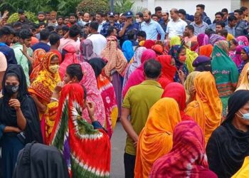 আর কে গ্রুপে বেতনের দাবিতে পোশাক শ্রমিকদের আন্দোলন