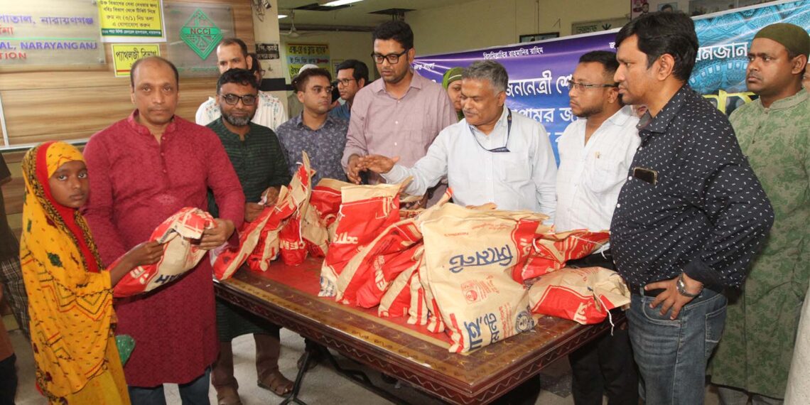 ডক্টরস এসোসিয়েশন: নারায়ণগঞ্জে ঈদ খাদ্য সামগ্রী বিতরণ