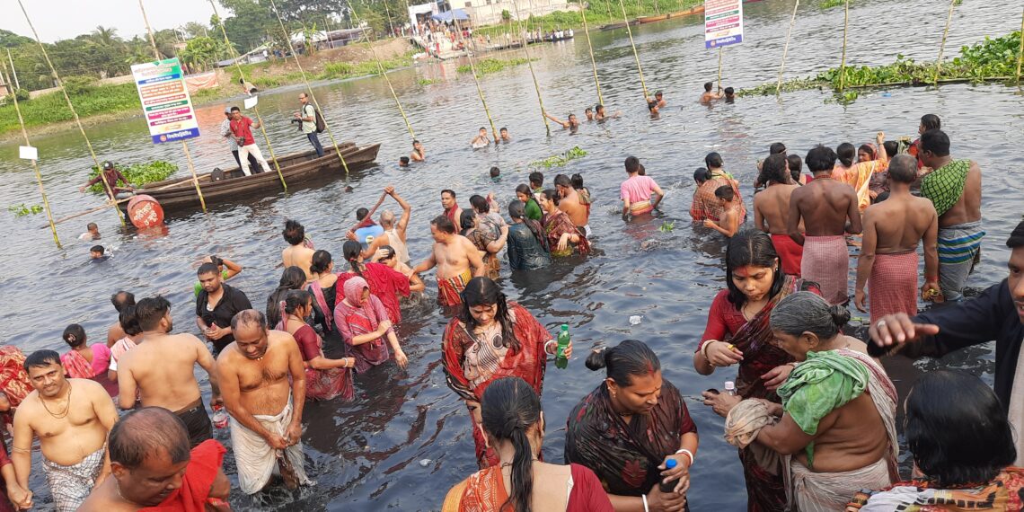 নারায়ণগঞ্জ: লাঙ্গলবন্দ স্নানোৎসবে পূণ্যার্থীদের ভিড়