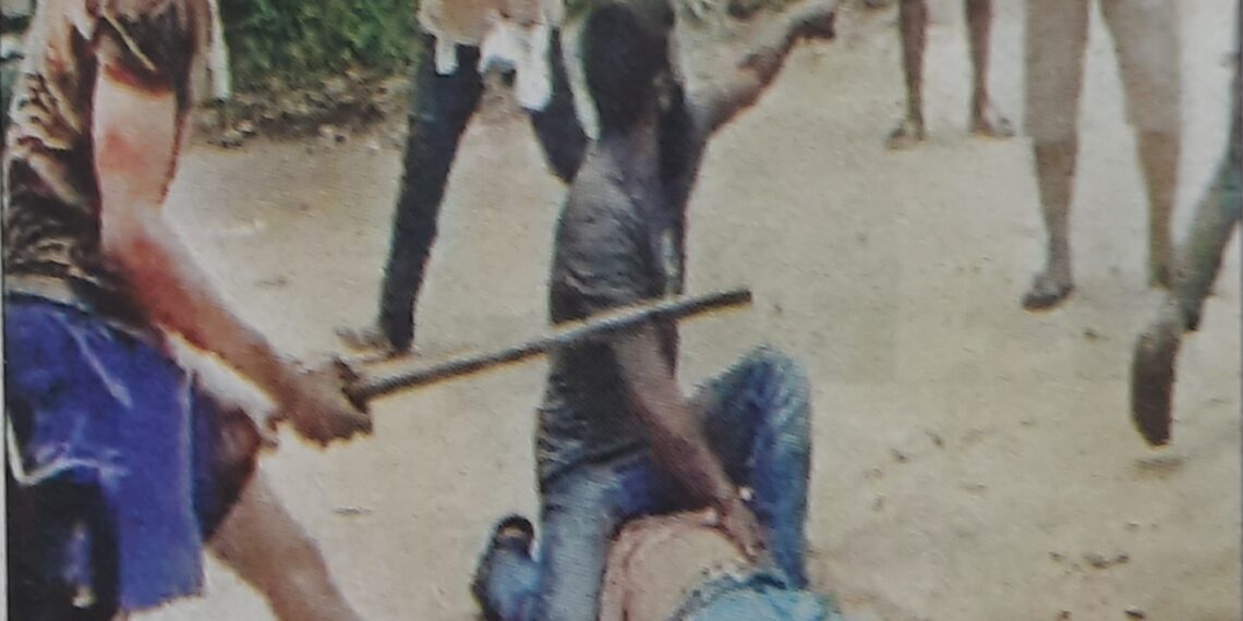 নারায়ণগঞ্জে খুনের বদলা খুন! প্রকাশ্যে পিটিয়ে যুবক হত্যা