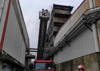 গাজী টায়ার কারখানার আগুন ৩২ ঘন্টা পর নেভানো সম্ভব হয়েছে, জায়গায় জায়গায় ধোয়া