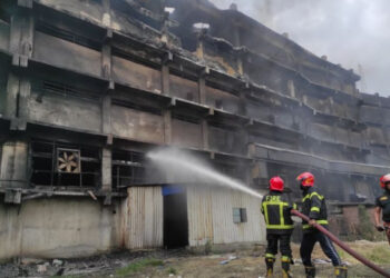 গাজী টায়ারের ভবন ঝুঁকিপূর্ণ থাকায় বুধবারও নিখোঁজের অনুসন্ধান করা হয়নি