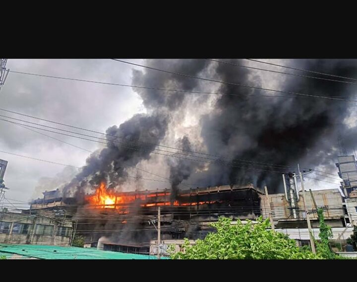 রূপগঞ্জে গাজী টায়ার্সে ভয়াবহ আগুন,ব্যাপক ক্ষয়ক্ষতি