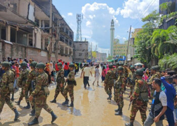 তিন মাসের বকেয়া মজুরীর দাবিতে নারায়ণগঞ্জে ক্রোনি গ্রুপের শ্রমিকদের বিক্ষোভ,অবরোধ । Nafiz Ashraf. Tnntv24