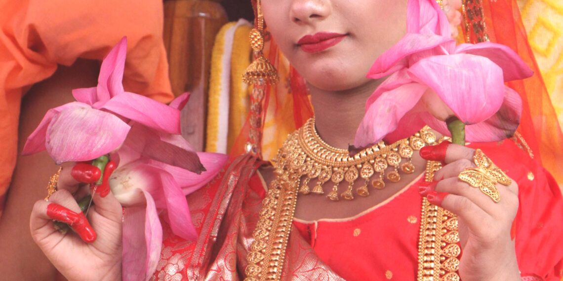 নারায়ণগঞ্জে  রামকৃষ্ণ মিশনে সুচন্দাকে দেবী রূপে কুমারী পূজা দিয়েছে। Nafiz Ashraf. Tnntv24