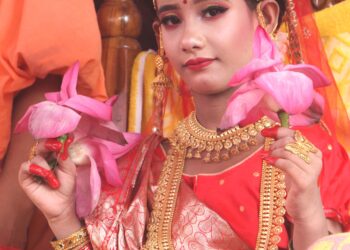 নারায়ণগঞ্জে  রামকৃষ্ণ মিশনে সুচন্দাকে দেবী রূপে কুমারী পূজা দিয়েছে। Nafiz Ashraf. Tnntv24