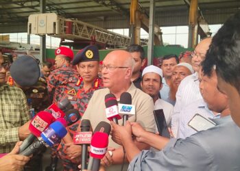 দুর্যোগ ব্যবস্থাপনা উপদেষ্টা ফারুক ১১টি এরিয়াল প্লাটফর্ম ল্যাডার অত্যাধুনিক গাড়ির চাবি হস্তান্তর করেন। Nafiz Ashraf.Tnntv24