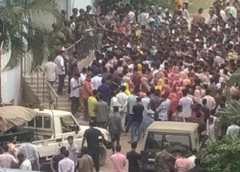 রূপগঞ্জে বিশ দফা দাবিতে  শ্রমিকদের বিক্ষোভ, মহাসড়ক অবরোধ : Nafiz Ashraf. Tnntv24