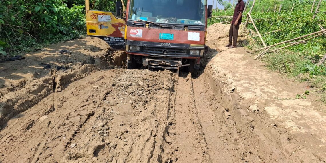 পূর্বাচলের অভ্যন্তরীণ সড়কের  বেহাল দশা, চরম ভোগান্তিতে যাত্রীরা