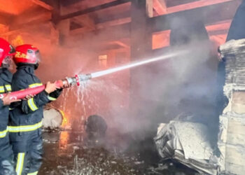 ১৩ ঘন্টায়ও নেভেনি টিুস্য গুদামের আগুন, ঝুঁকিতে ভবন। Nafiz Ashraf. Tnntv24