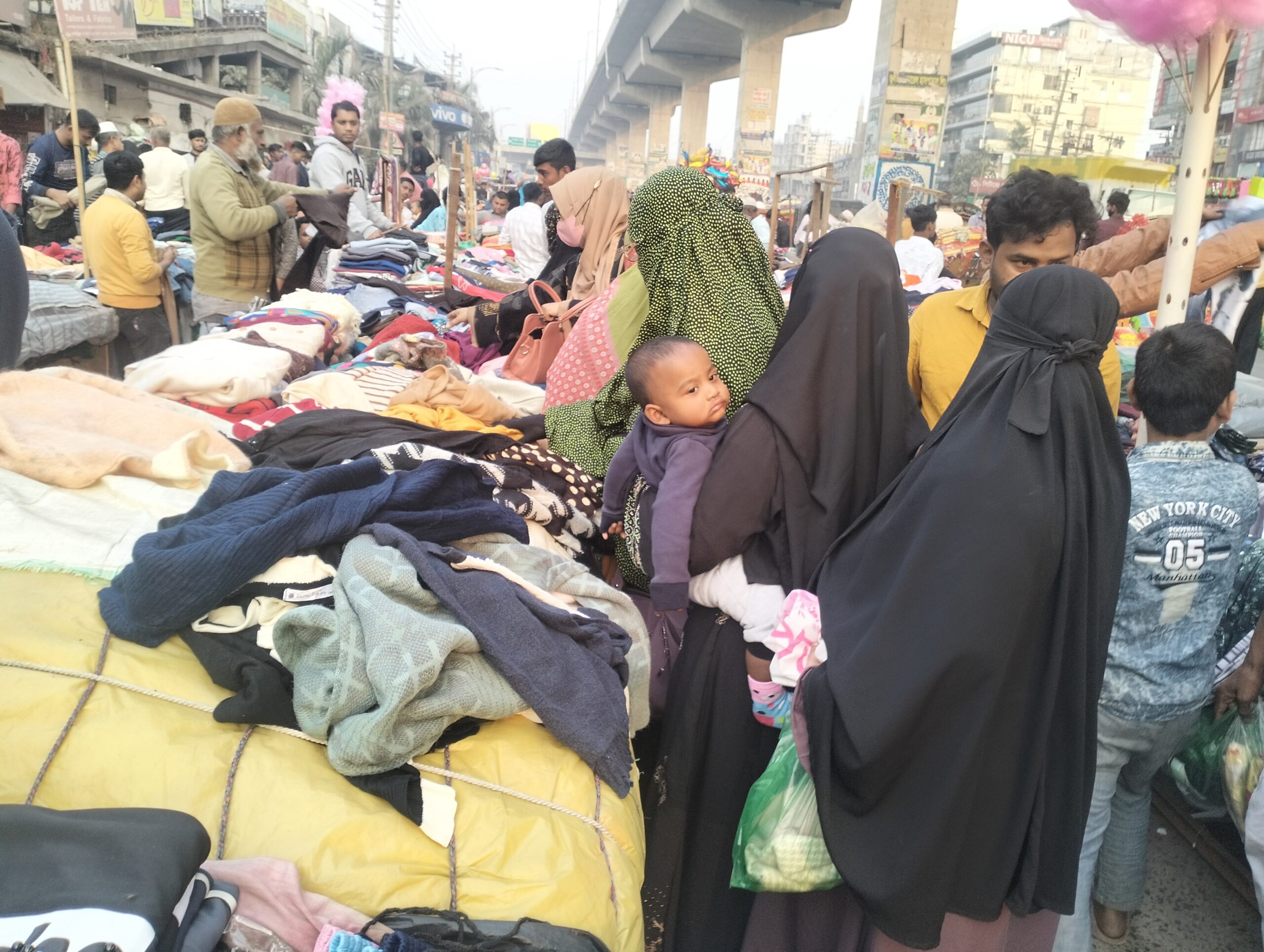 রূপগঞ্জের ভুলতা-গাউছিয়া  ফুটপাতে  জমে উঠেছে শীতের পোশাকের বাজার : Nafiz Ashraf. Tnntv24
