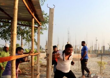 রূপগঞ্জে কৃষি জমিতে জোরপূর্বক বালু ভরাট, ভূমিদস্যু দালাল চক্রের সদস্যকে গণধোলাই : Nafiz Ashraf. Tnntv24