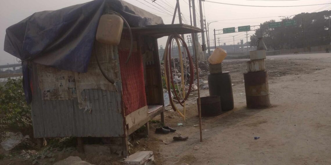 ঢাকা কুড়িল কাঞ্চন ৩শ’ ফিট সড়কে টং দোকানে চোরাই তেলের রমরমা বাণিজ্য: Nafiz Ashraf.Tnntv24