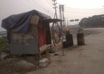 ঢাকা কুড়িল কাঞ্চন ৩শ’ ফিট সড়কে টং দোকানে চোরাই তেলের রমরমা বাণিজ্য: Nafiz Ashraf.Tnntv24