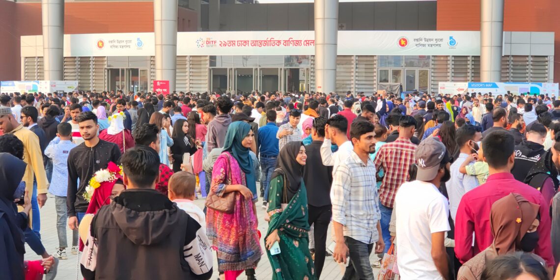 ছুটির দিনে বাণিজ্য মেলায় উপচে পড়া ভিড়, গান আয়োজনে নতুন মাত্রা । Nafiz Ashraf.Tnntv24