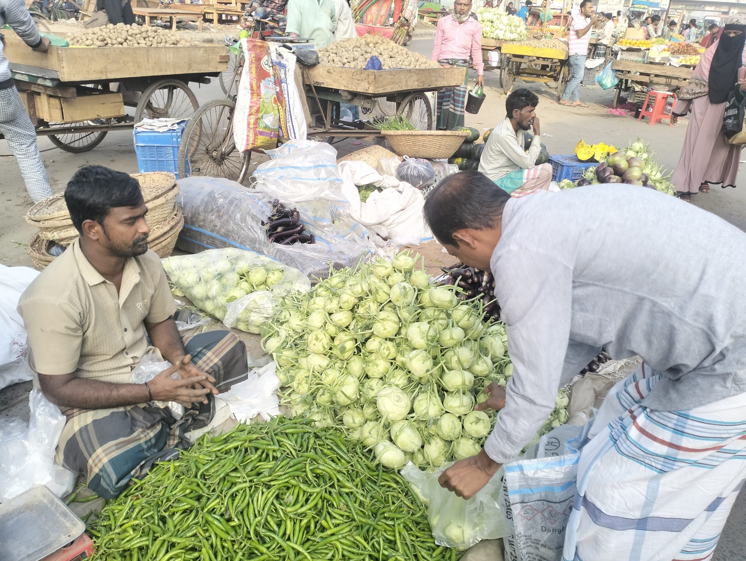 রূপগঞ্জের কাঁচা বাজারে ক্রেতাদের স্বস্তি  ফিরে এসেছে : Nafiz Ashraf.Tnntv24 