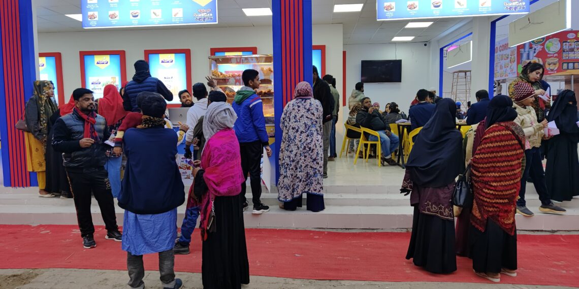 আন্তর্জাতিক বানিজ্য মেলায়  তীব্র শীত  উপেক্ষা  করে দর্শনার্থীদের উপস্থিতি বেড়েছে । Nafiz Ashraf.Tnntv24