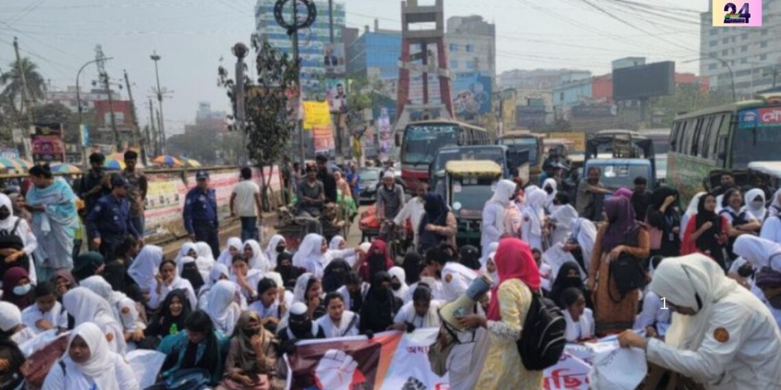 অধ্যক্ষের বদলি আদেশ প্রত্যাহার দাবিতে মহিলা কলেজ শিক্ষার্থীদের অবরোধ: Nafiz Ashraf.Tnntv24