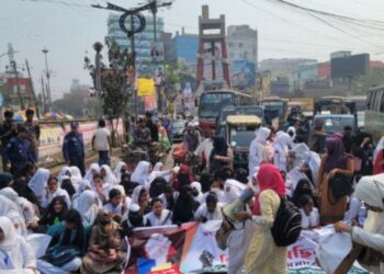 অধ্যক্ষের বদলি আদেশ প্রত্যাহার দাবিতে মহিলা কলেজ শিক্ষার্থীদের অবরোধ: Nafiz Ashraf.Tnntv24