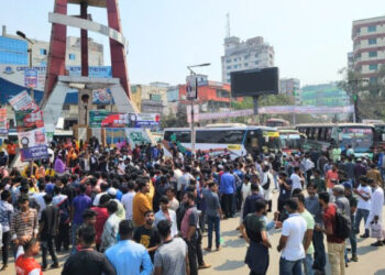 নারায়ণগঞ্জে কারখানা বন্ধের প্রতিবাদে পোশাক শ্রমিকদের অবরোধ। Nafiz Ashraf.Tnntv24