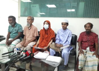 নারায়ণগঞ্জে নিজের বাড়িতে শান্তিতে থাকার আকুতি নিয়ে এক নারীর সংবাদ সম্মেলন: Nafiz Ashraf.Tnntv24