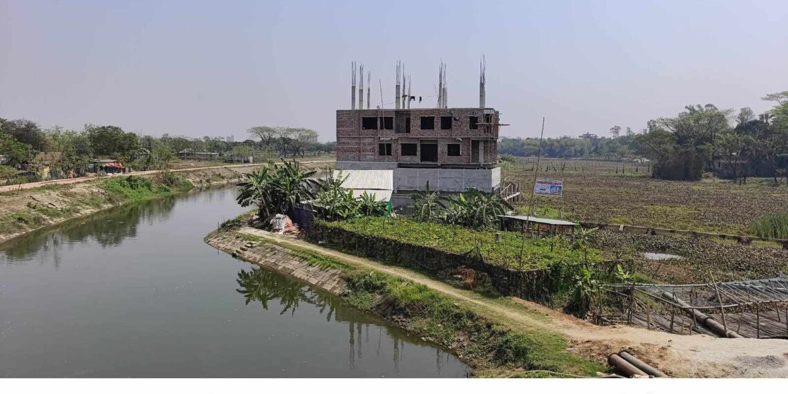 রূপগঞ্জে আদালতের নিষেধাজ্ঞা অমান্য করে বাড়ি নির্মাণের অভিযোগ: Nafiz Ashraf.Tnntv24