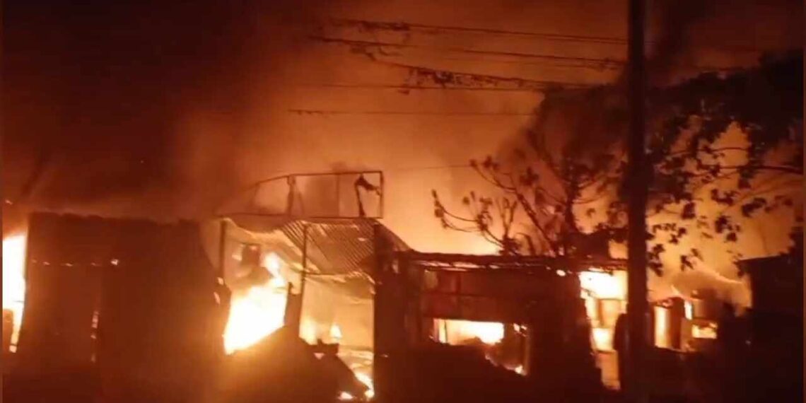 রূপগঞ্জে গ্রীণ সিটি সুপার মার্কেটে ভয়াবহ অগ্নিকান্ড,১৯ টি দোকান পুড়ে ছাই:Nafiz Ashraf.Tnntv24