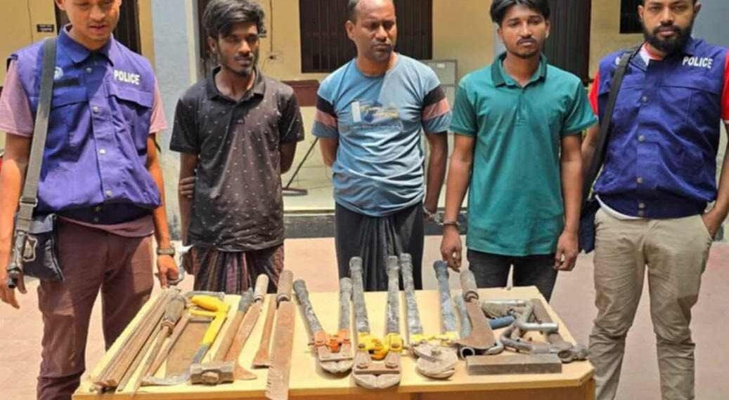 রূপগঞ্জে ডাকাতির প্রস্তুতিকালে বিপুল পরিমাণ দেশীয় অস্ত্রসহ তিন যুবক গ্রেপ্তার।Nafiz Ashraf.Tnntv24