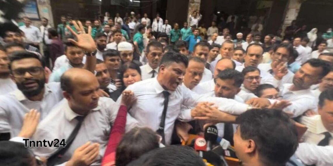 বিএনপিপন্থি কয়েকজন আইনজীবী আদালতপাড়ায় সাংবাদিকদের ওপর চড়াও।Nafiz Ashraf.Tnntv24