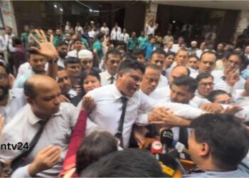 বিএনপিপন্থি কয়েকজন আইনজীবী আদালতপাড়ায় সাংবাদিকদের ওপর চড়াও।Nafiz Ashraf.Tnntv24