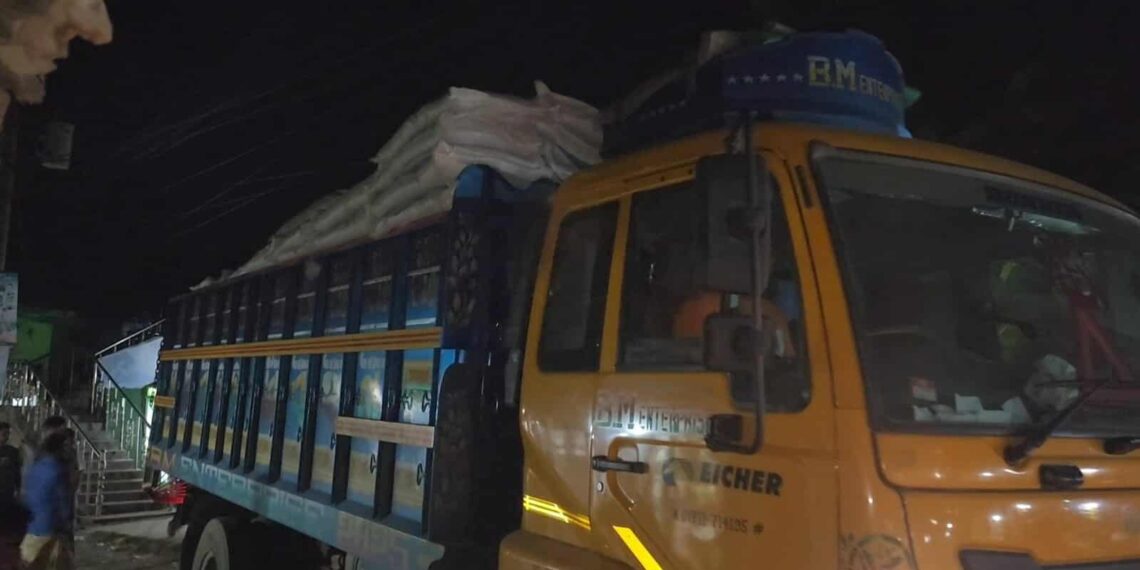 বগুড়া থেকে চুরি হওয়া ট্রাকভর্তি মাছের খাদ্য রূপগঞ্জে যুবদল নেতার দোকান থেকে উদ্ধার :Nafiz Ashraf.Tnntv24