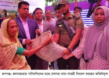 রূপগঞ্জে জলাবদ্ধতায় পানিবন্দিদের মধ্যে  খাদ্য সামগ্রী বিতরণ ।Nafiz Ashraf.Tnntv24