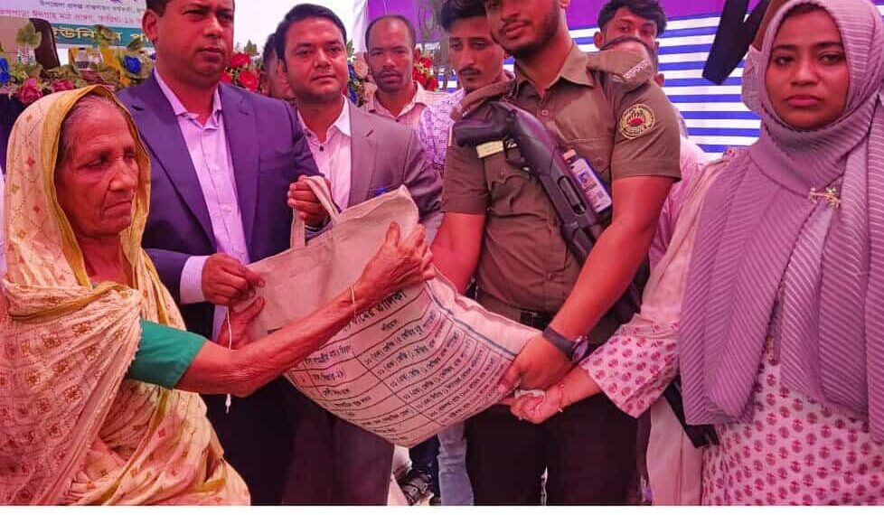 রূপগঞ্জে জলাবদ্ধতায় পানিবন্দিদের মধ্যে  খাদ্য সামগ্রী বিতরণ ।Nafiz Ashraf.Tnntv24