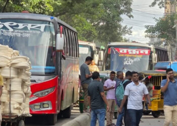 নারায়ণগঞ্জে বাস ভাড়া বৃদ্ধির ঘোষণা দিয়ে তীব্র প্রতিবাদে টিকতে পারলেন না জেলা প্রশাসক। Nafiz Ashraf,Tnntv24