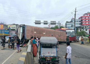 সিদ্ধিরগঞ্জে ঢাকা-চট্টগ্রাম মহাসড়কে বাস উল্টে তিন যাত্রী আহত। Nafiz Ashraf.Tnntv24