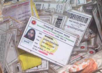 নারায়ণগঞ্জে পরিত্যক্ত অবস্থায় পাওয়া পাঁচ বস্তা এনআইডি কার্ড, কি ব্যবস্থা? ডিসি’কে স্বরাষ্ট্র উপদেষ্টা । Nafiz Ashraf.Tnntv24