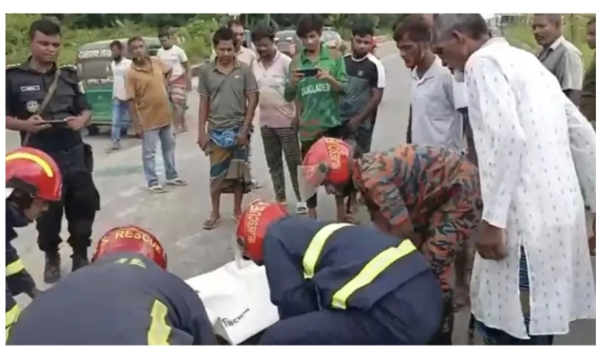 পূর্বাচলে মোটরসাইকেল অটোরিক্সা মুখোমুখি সংঘর্ষ   নিহত ১, আহত ১ : Nafiz Ashraf.Tnntv24
