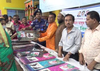 দুর্গোৎসব উপলক্ষ্যে বস্ত্র বিতরণ করেছেন বিএনপি নেতা মাসুদুজ্জামান মাসুদ। Nafiz Ashraf.Tnntv24