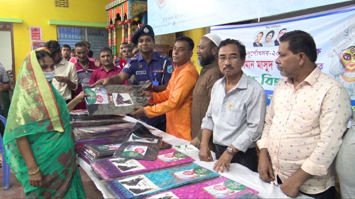 দুর্গোৎসব উপলক্ষ্যে বস্ত্র বিতরণ করেছেন বিএনপি নেতা মাসুদুজ্জামান মাসুদ। Nafiz Ashraf.Tnntv24