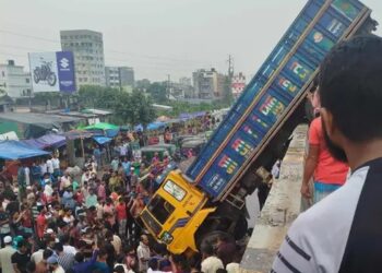 ওভার পাস থেকে নিয়ন্ত্রণ হারিয়ে গাইড ওয়াল ভেঙ্গে নিচে পড়ে গেলো ট্রাক,একজন নিহত: Nafiz Ashraf.Tnntv24