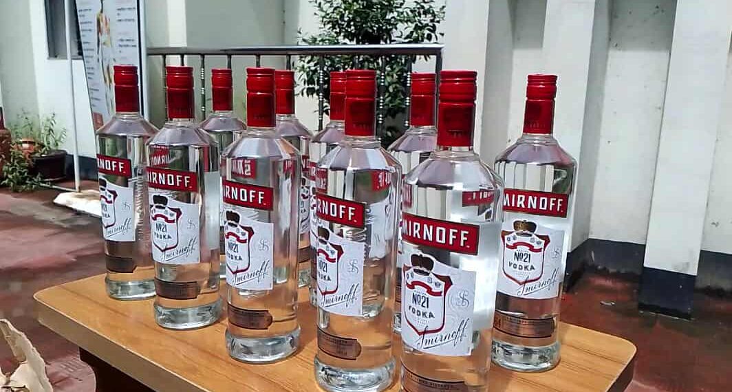 রূপগঞ্জে বিপুল পরিমাণ বিদেশী মদ উদ্ধার,প্রাইভেটকার জব্দ ।Nafiz Ashraf.Tnntv24